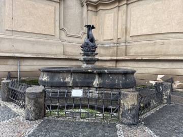 Historická neorenesanční kašna s kubistickým zábradlím od Josefa Chochola na Staroměstském náměstí